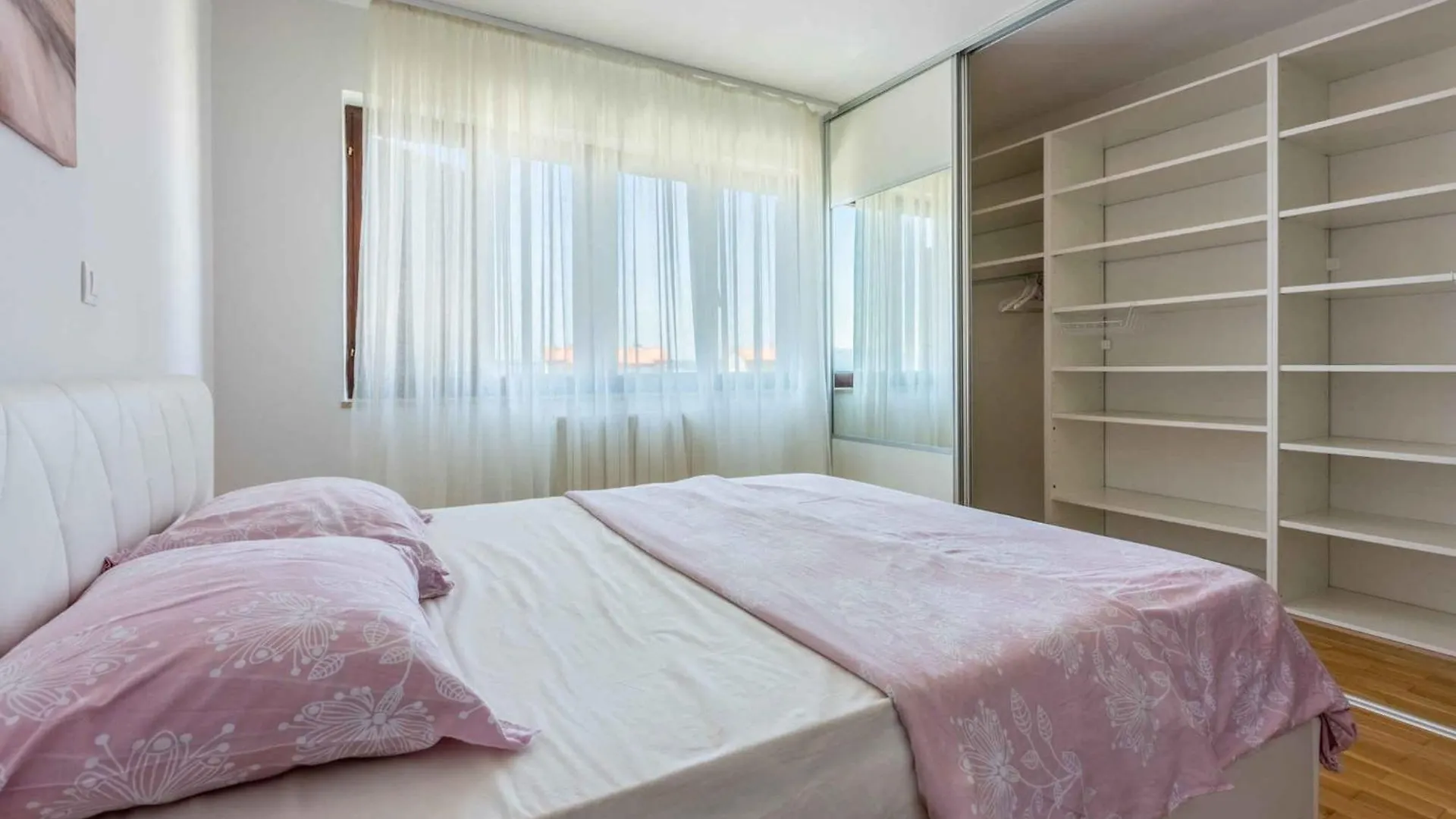 Apartment In Novi Vinodolski 43092