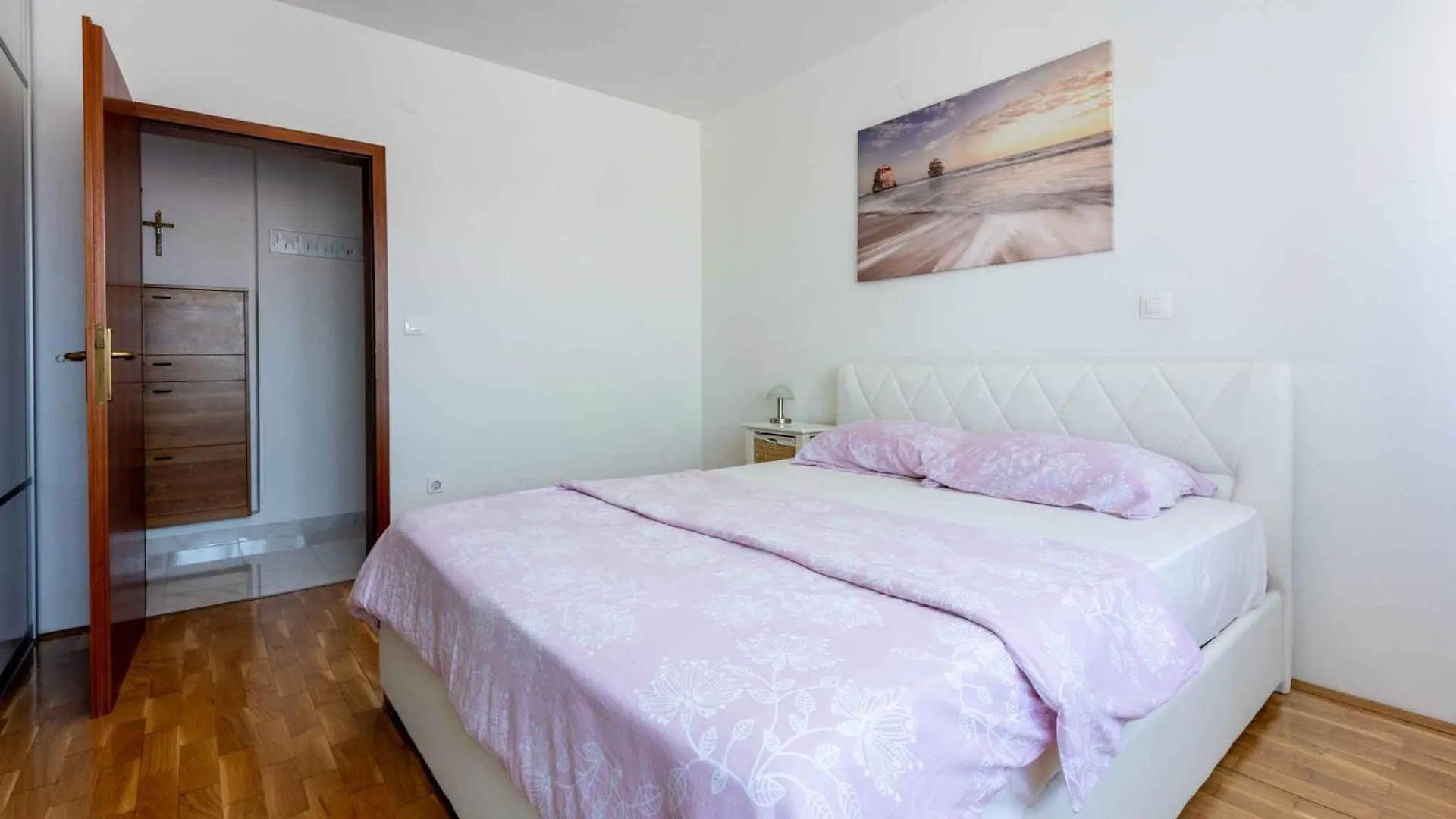 Apartment In Novi Vinodolski 43092