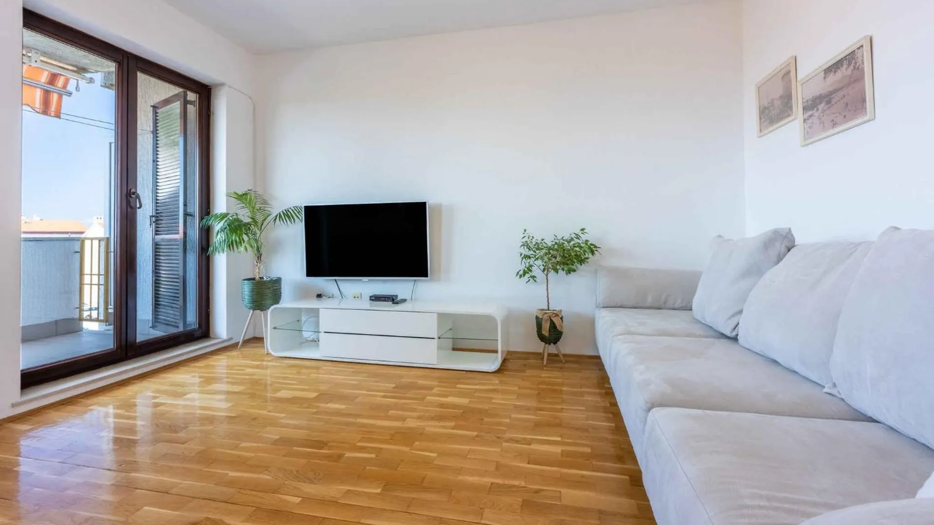 Apartment In Novi Vinodolski 43092