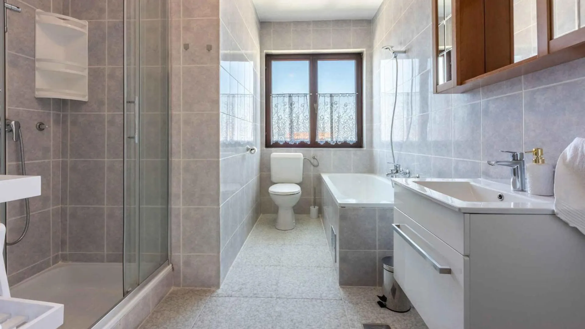 Apartment In Novi Vinodolski 43092