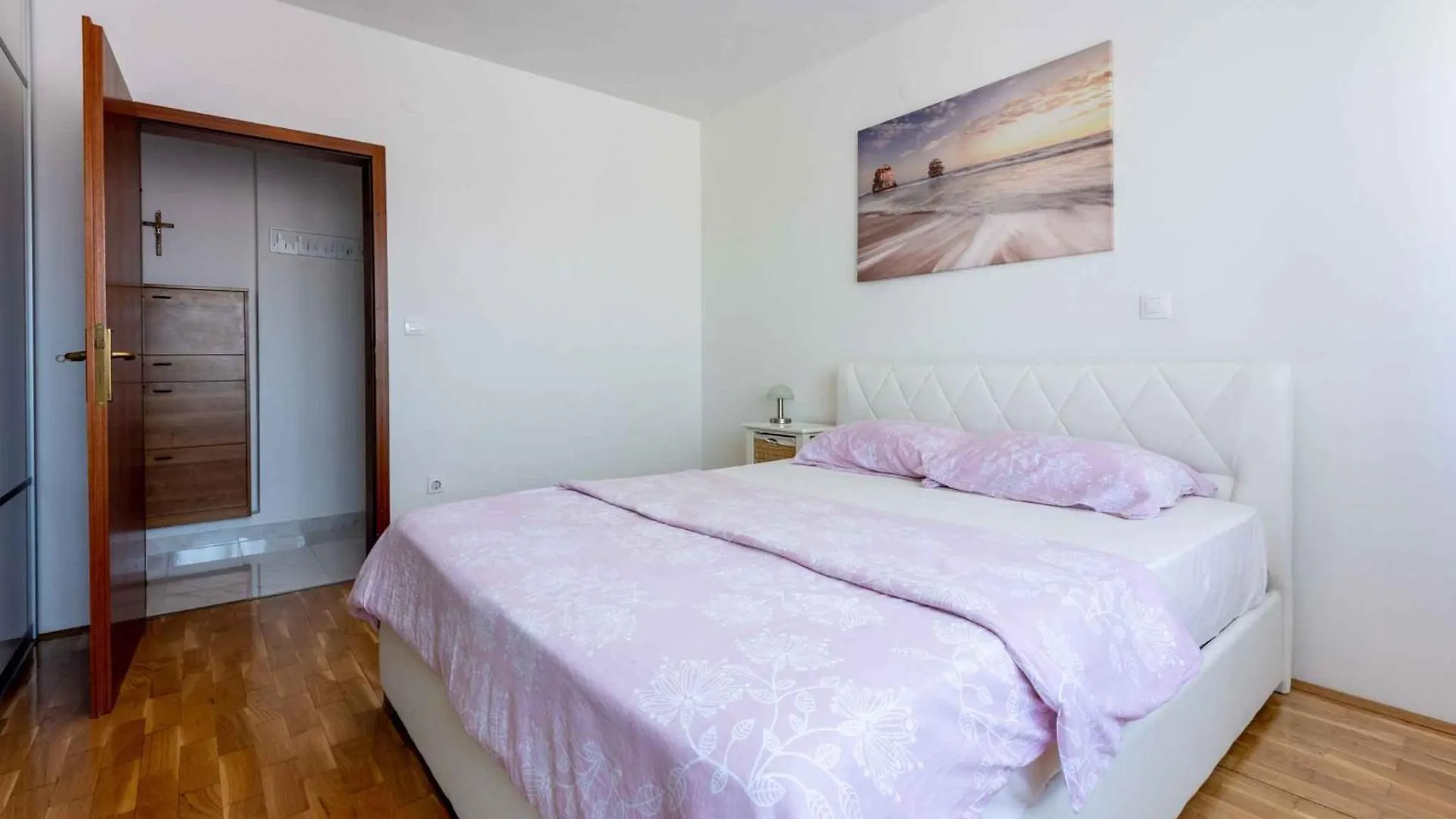Apartment In Novi Vinodolski 43092