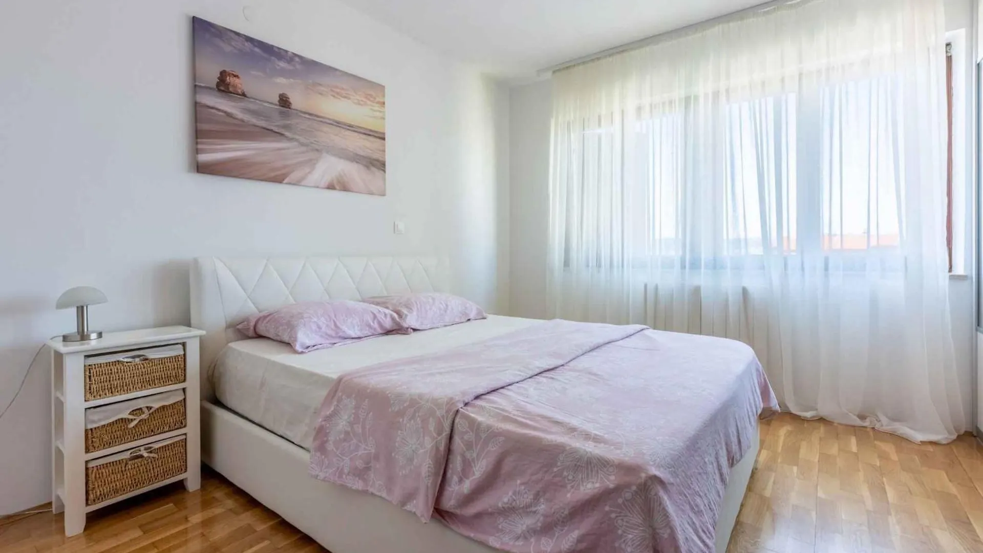 Apartment In Novi Vinodolski 43092