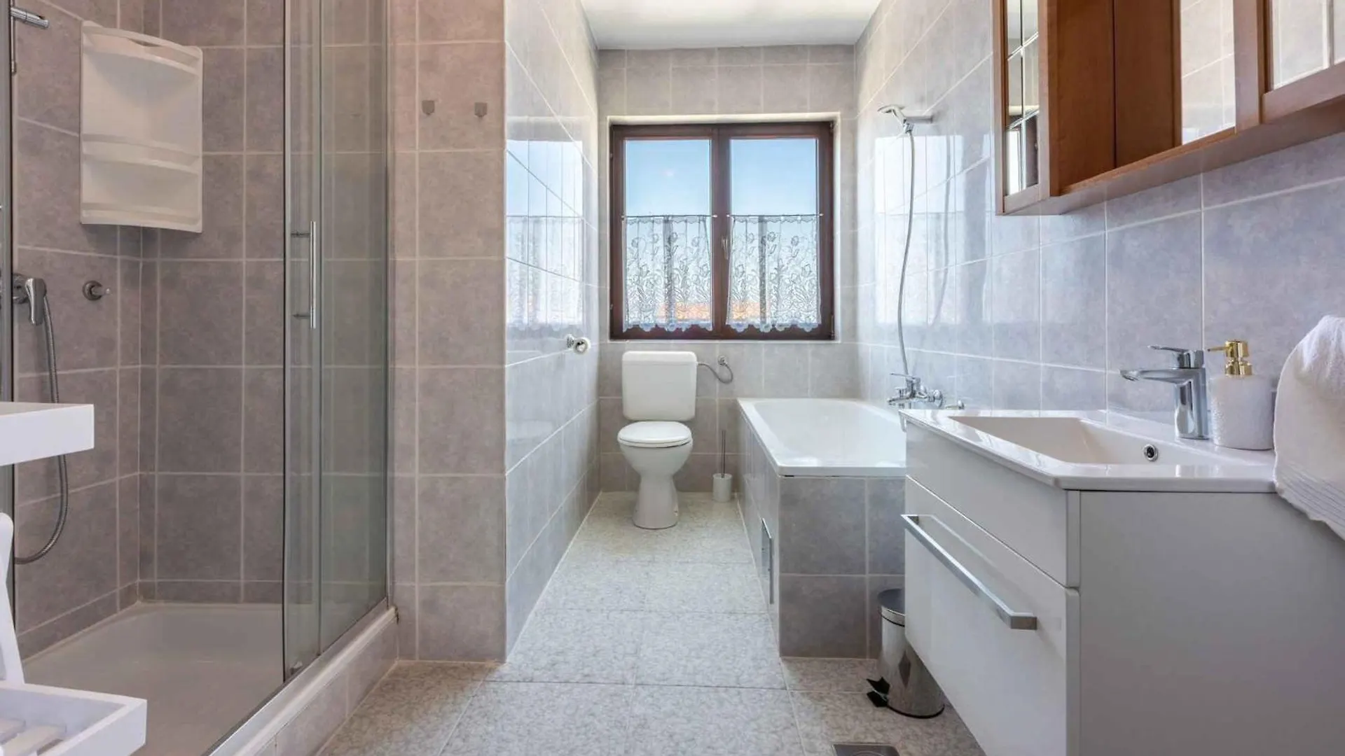 Apartment In Novi Vinodolski 43092